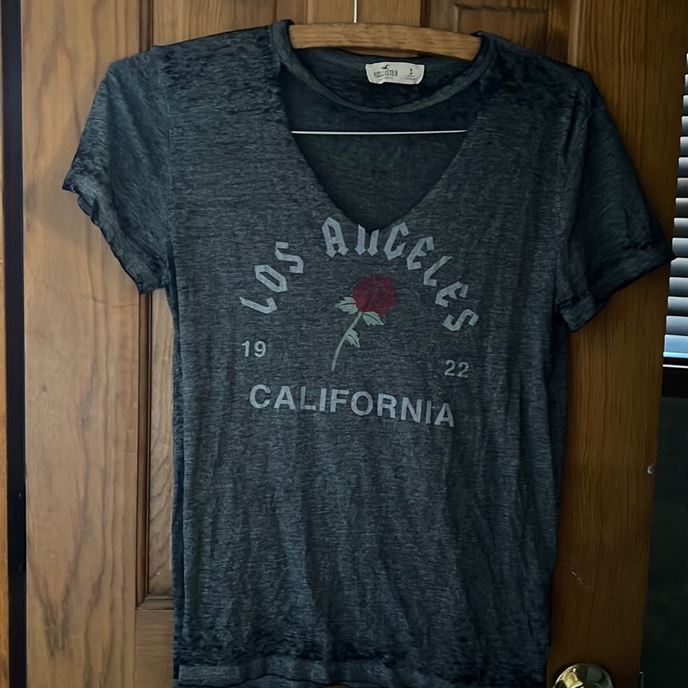 GUC Hollister t shirt. Cute neckline